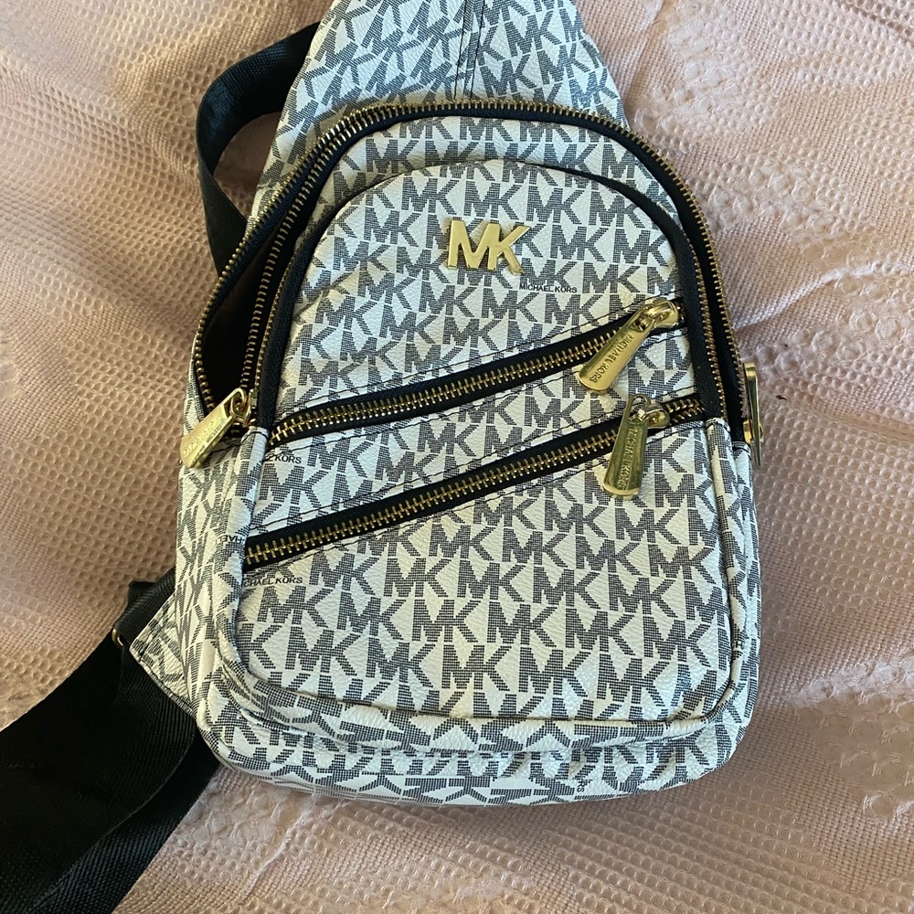 Micheal kors cross body style purse